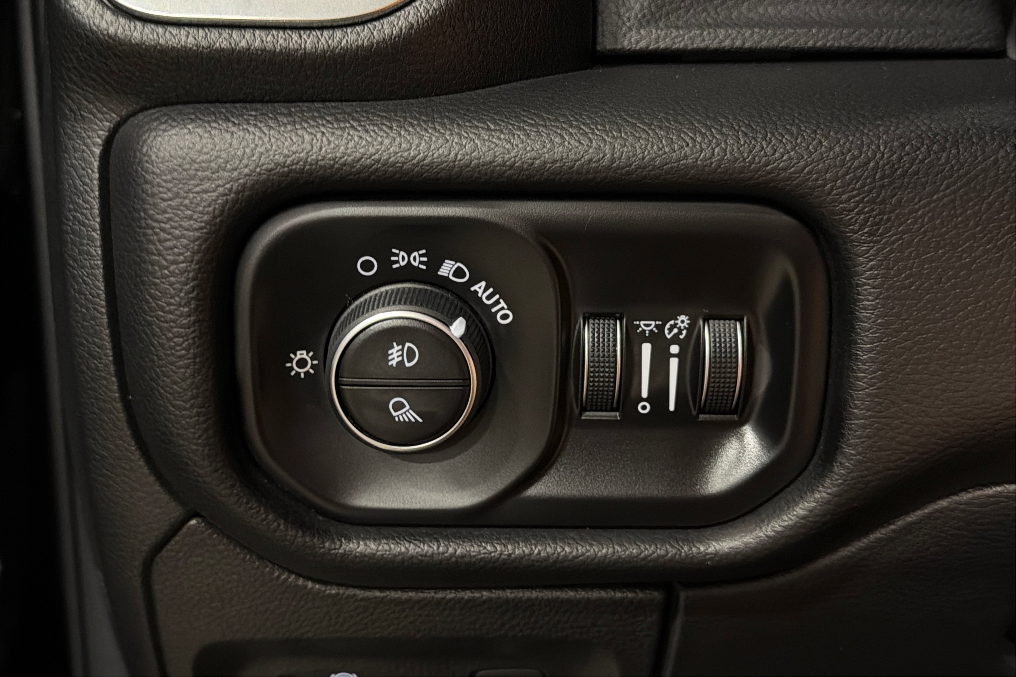 Used 2026 RAM 1500 Laramie AWD/4WD image 21