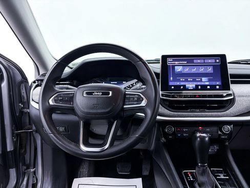 Used 2022 Jeep Compass Latitude FWD image 3