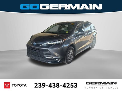Certified 2025 Toyota Sienna XLE image 1