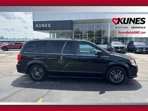 Used 2017 Dodge Grand Caravan SXT FWD image 5
