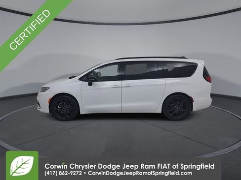 Certified 2025 Chrysler Pacifica Limited image 9