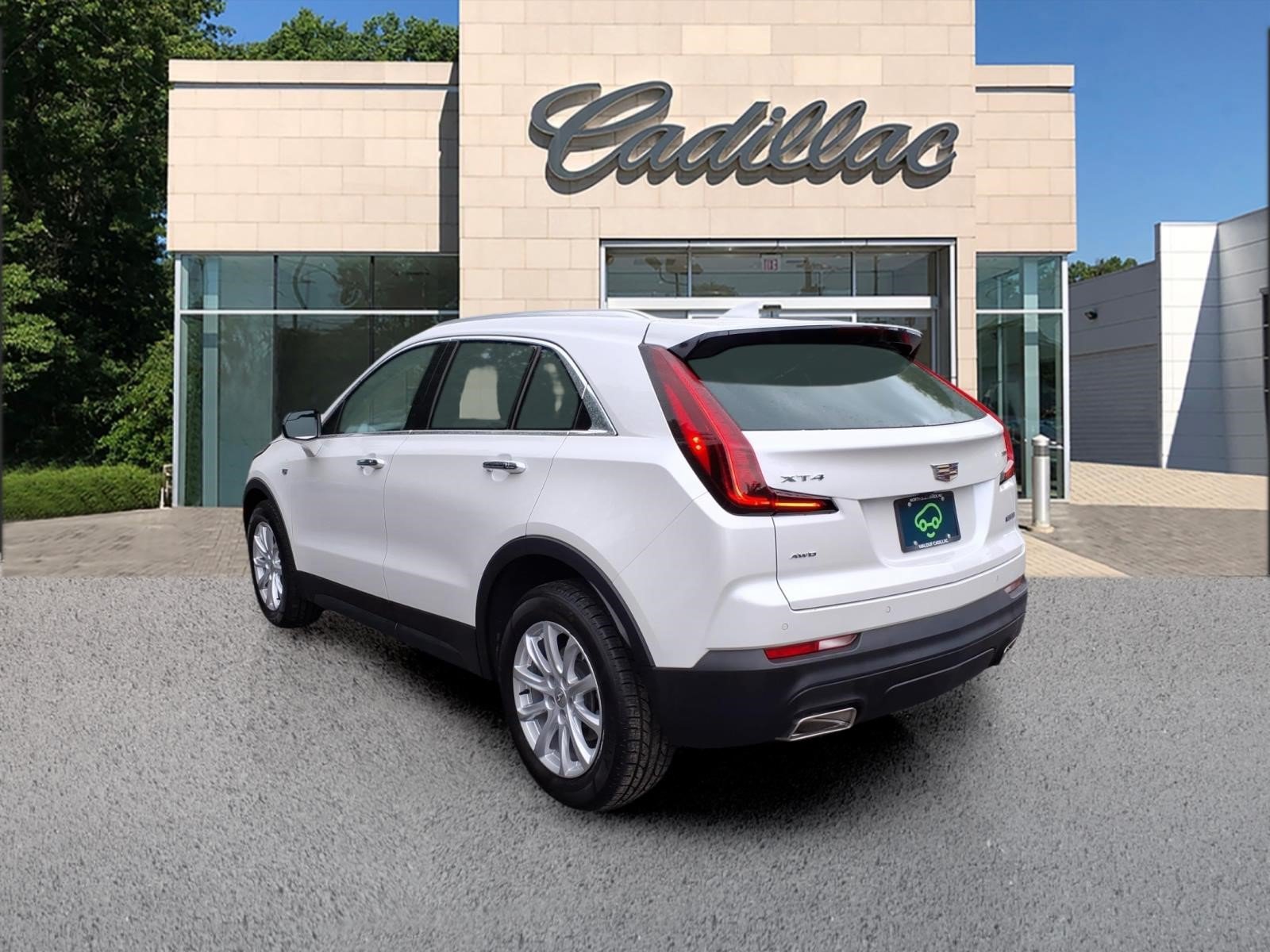 Certified 2022 Cadillac XT4 Luxury w/ Cold Weather Package AWD/4WD image 3