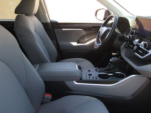 Used 2023 Toyota Highlander LE FWD image 8