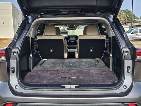 Used 2021 Toyota Highlander XLE image 30