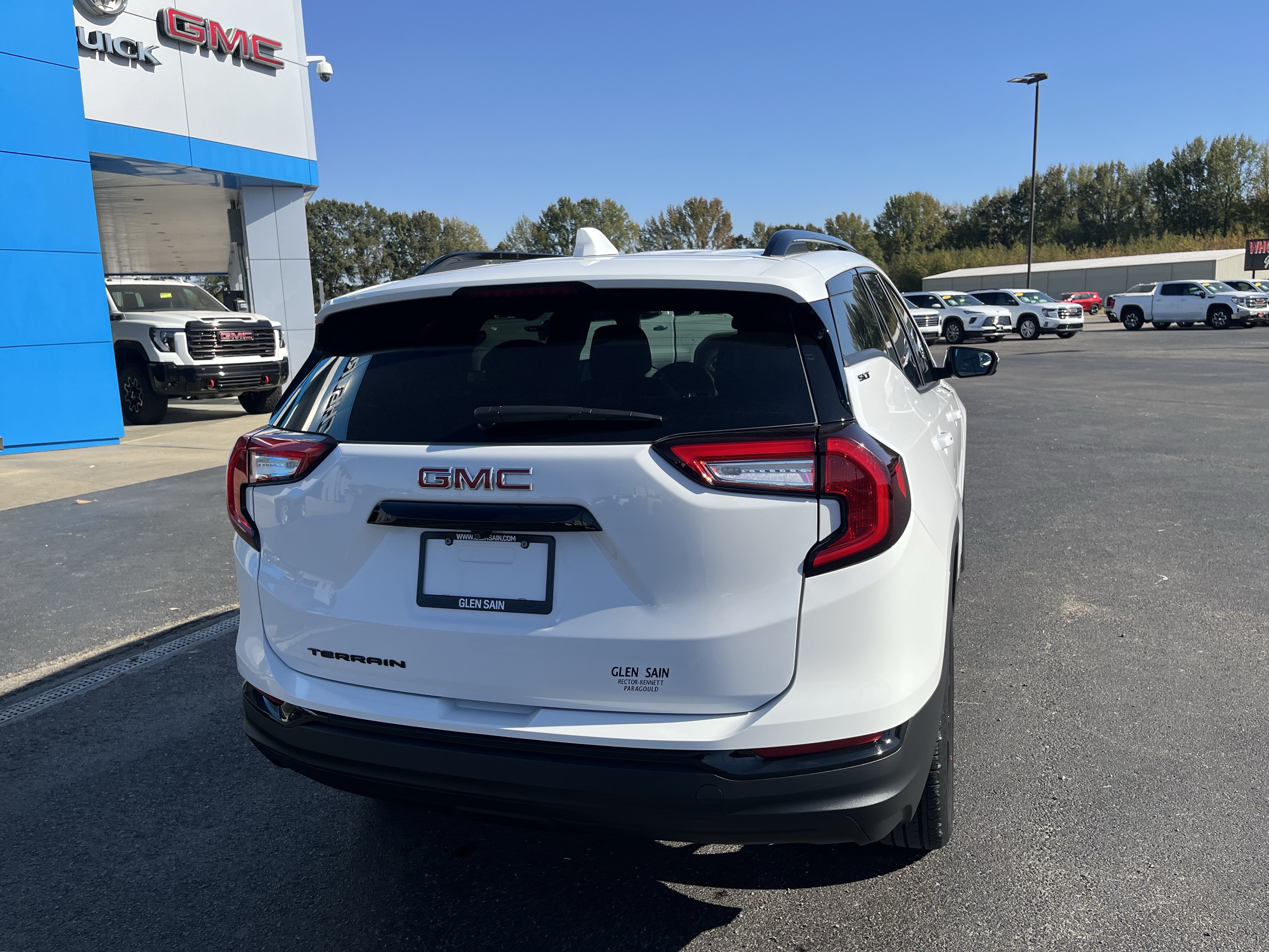 Used 2023 GMC Terrain SLT w/ Infotainment Package II FWD image 3