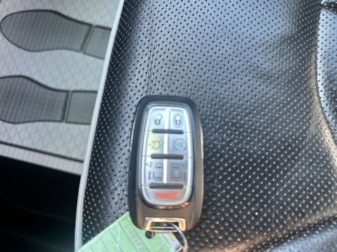 Used 2020 Chrysler Pacifica Limited w/ Advanced Safetytec Group FWD image 30