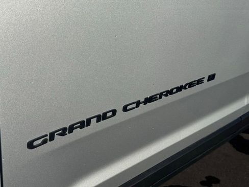 Certified 2025 Jeep Grand Cherokee Limited w/ Black Appearance Package image 13