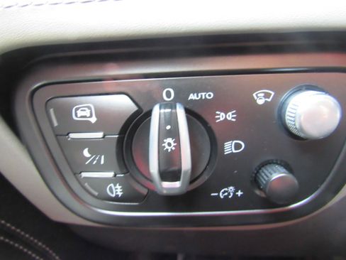 Used 2022 Bentley Bentayga AWD/4WD image 17