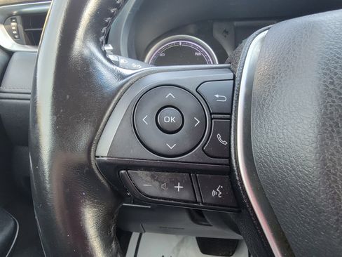 Used 2022 Toyota Venza LE image 18