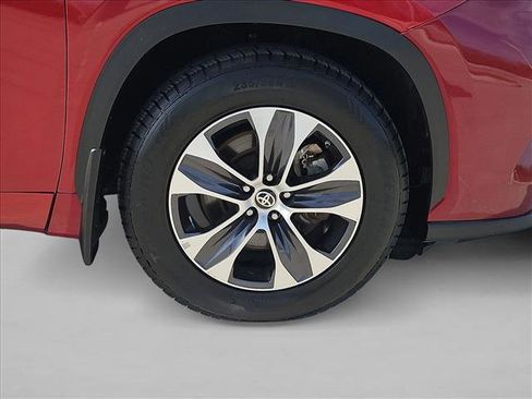 Used 2020 Toyota Highlander XLE image 24