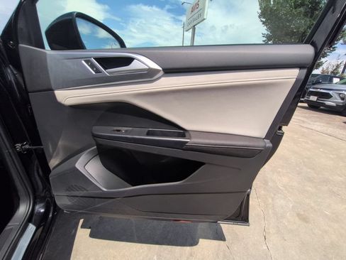 Used 2025 Volkswagen Taos SE FWD image 32