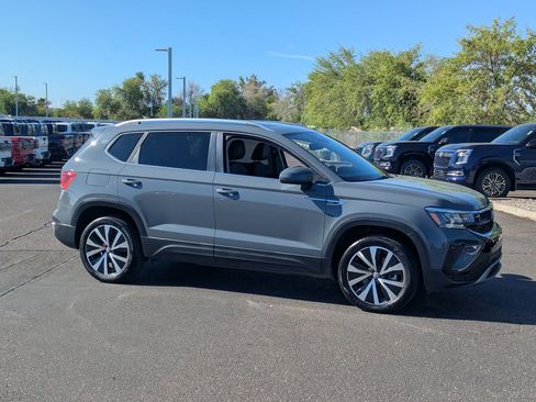 Used 2024 Volkswagen Taos SE w/ Panoramic Sunroof Package FWD image 8