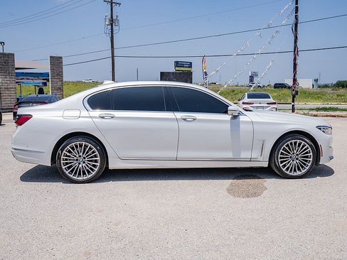 Used 2022 BMW 740i w/ Luxury Rear Seating Package RWD image 4