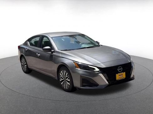 Used 2025 Nissan Altima 2.5 SV FWD image 3