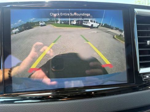 Used 2023 Chrysler Pacifica Touring-L FWD image 13