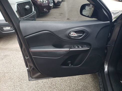 Used 2019 Jeep Cherokee Trailhawk AWD/4WD image 10