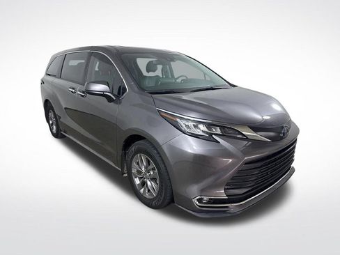 Used 2023 Toyota Sienna XLE FWD image 1