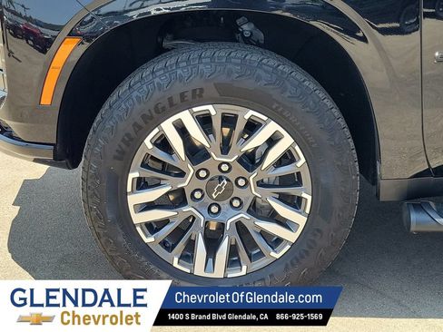 Used 2025 Chevrolet Suburban Z71 AWD/4WD image 18
