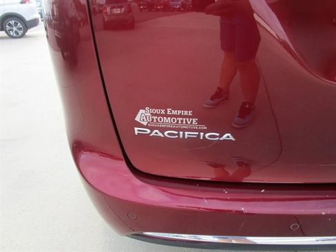 Used 2021 Chrysler Pacifica Touring-L image 10