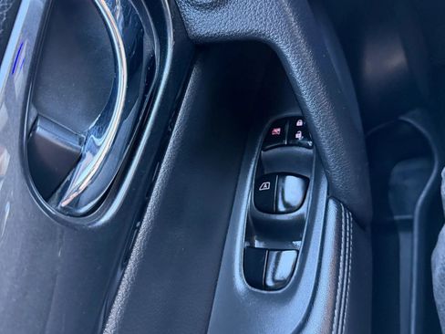 Used 2018 Nissan Rogue SV image 22