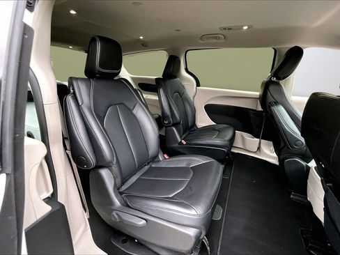 Certified 2024 Chrysler Pacifica Select image 24