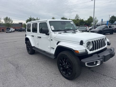 Used 2025 Jeep Wrangler Unlimited Sahara image 3