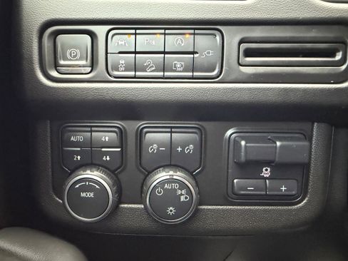 Used 2022 Chevrolet Tahoe Z71 w/ Luxury Package image 20