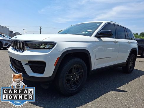Used 2022 Jeep Grand Cherokee Laredo w/ Luxury Tech Group I AWD/4WD image 3