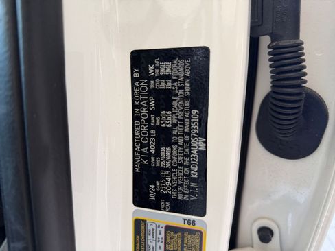 Used 2025 Kia Soul LX w/ LX Technology Package FWD image 23
