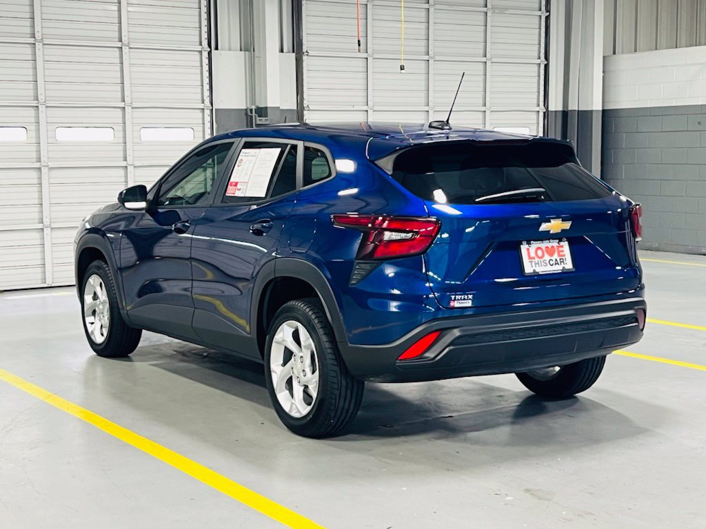 Used 2024 Chevrolet Trax LS w/ LS Convenience Package FWD image 15