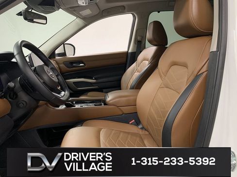 Used 2023 Nissan Pathfinder Platinum w/ Cargo Package AWD/4WD image 9