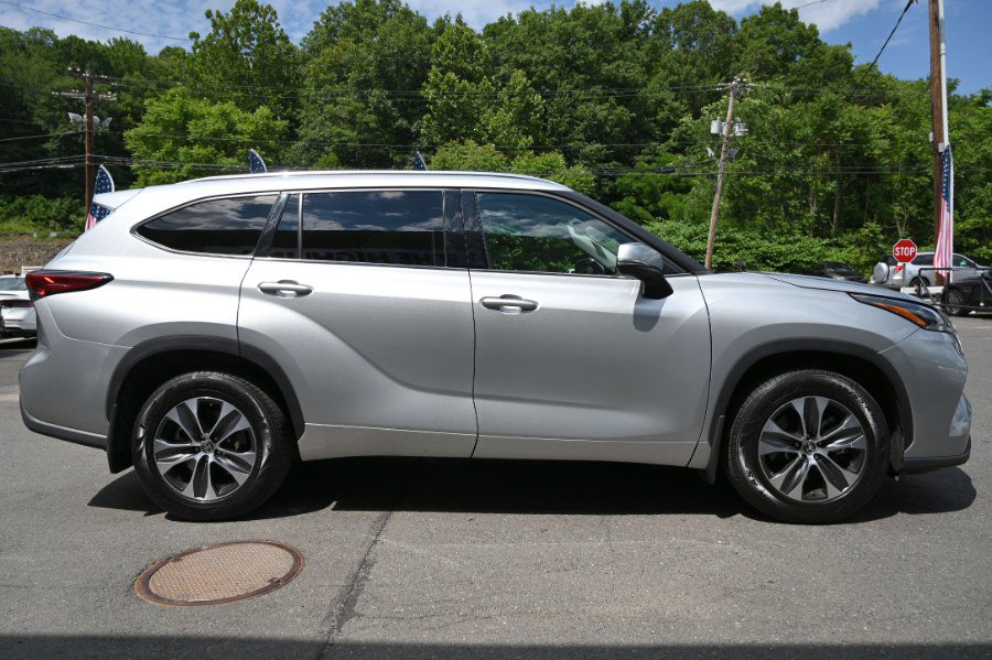 Used 2021 Toyota Highlander XLE AWD/4WD image 7