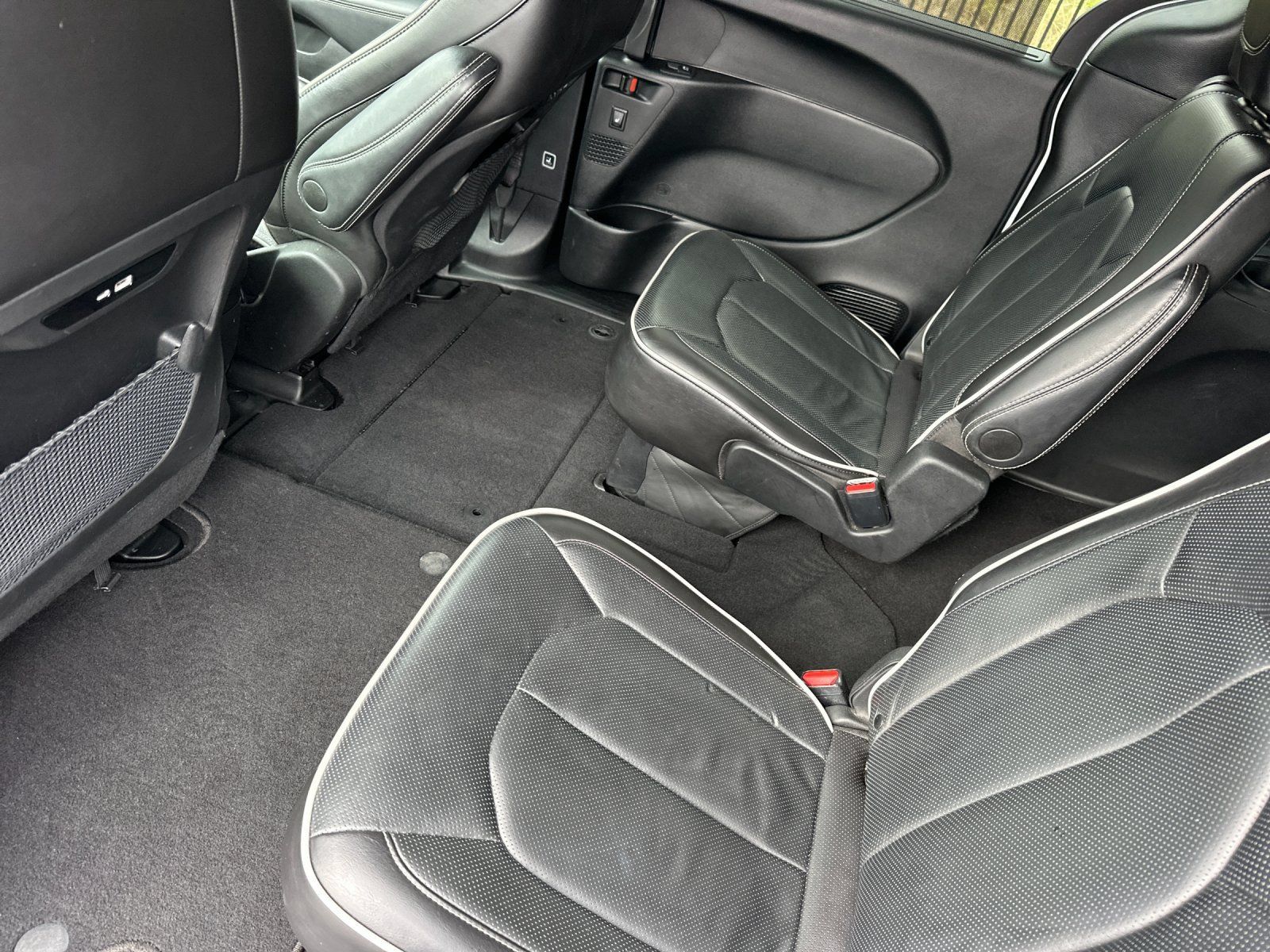 Used 2025 Chrysler Pacifica Limited FWD image 11
