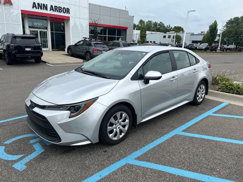 Used 2025 Toyota Corolla LE FWD image 3
