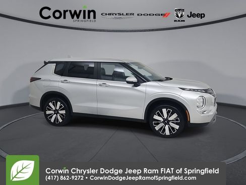 Used 2025 Mitsubishi Outlander SE image 1