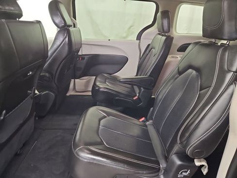 Used 2023 Chrysler Pacifica Touring-L image 37