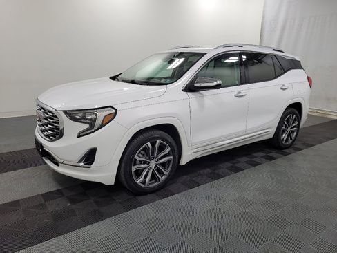 Used 2019 GMC Terrain Denali w/ Driver Alert Package II FWD image 2