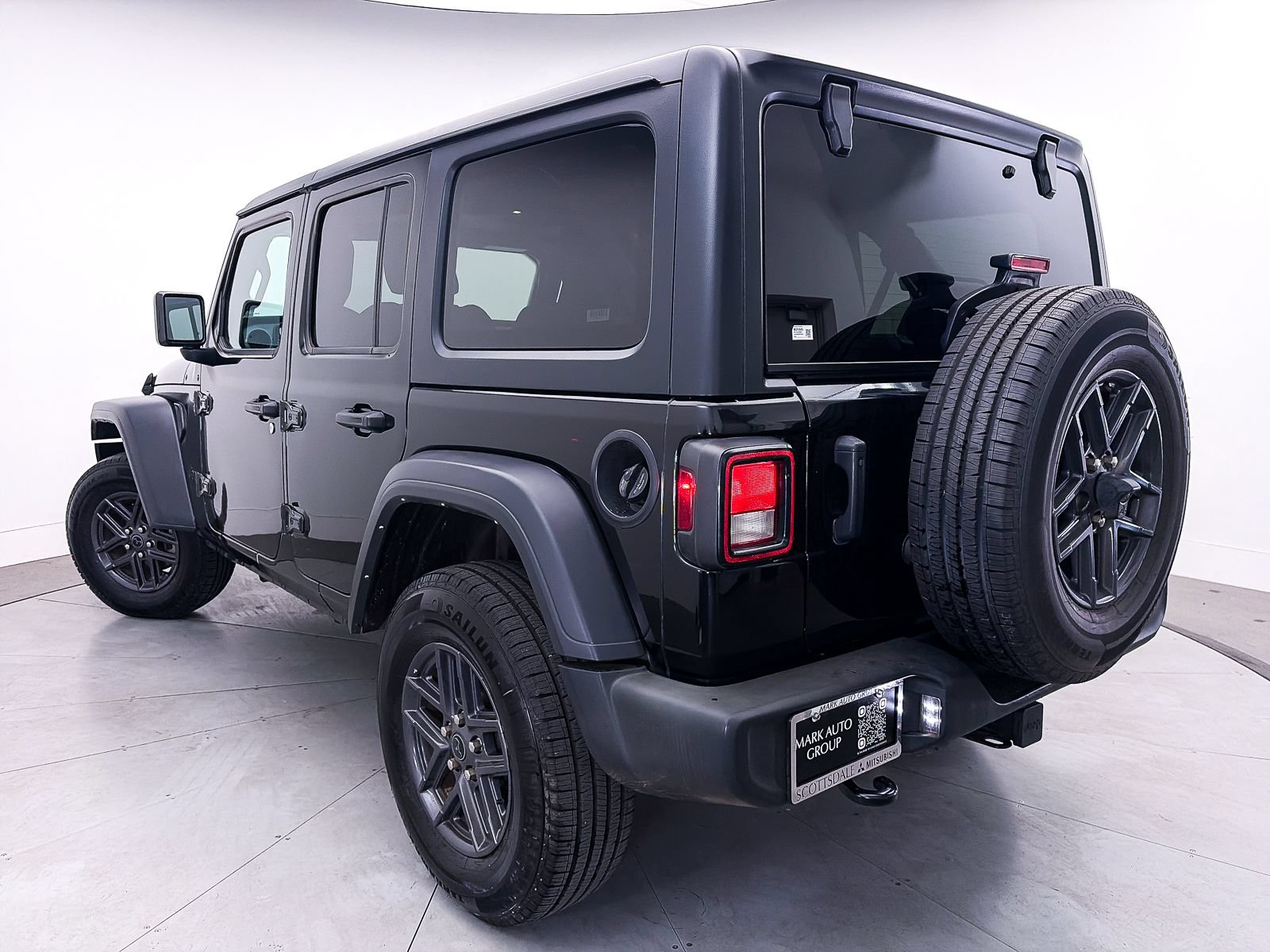 Used 2024 Jeep Wrangler Unlimited Sport AWD/4WD image 3