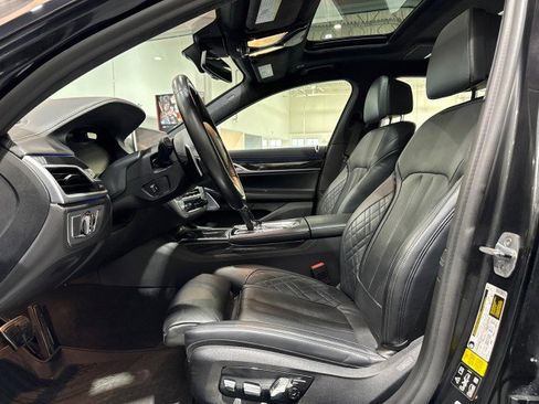 Used 2020 BMW 750i xDrive w/ Executive Package image 34
