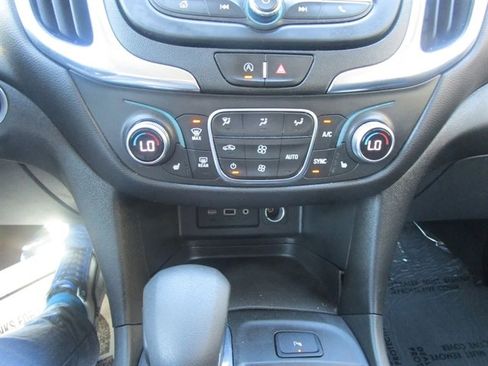 Used 2022 Chevrolet Equinox LT image 44