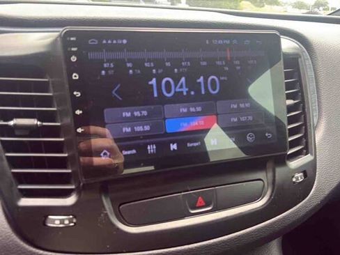 Used 2015 Chrysler 200 S FWD image 13
