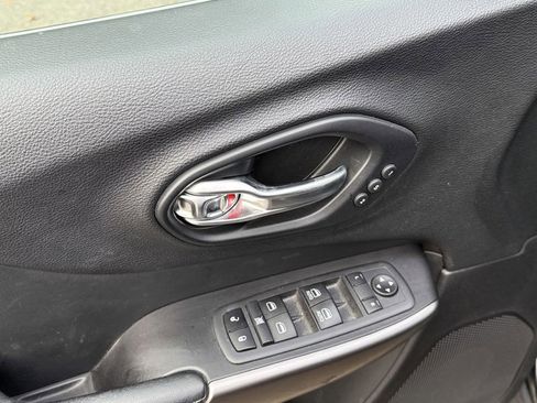 Used 2020 Jeep Cherokee Limited image 9