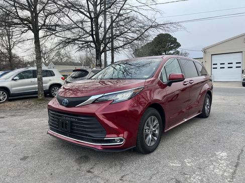 Used 2022 Toyota Sienna XLE image 2