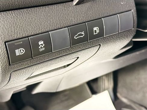 Used 2018 Toyota Camry L image 10