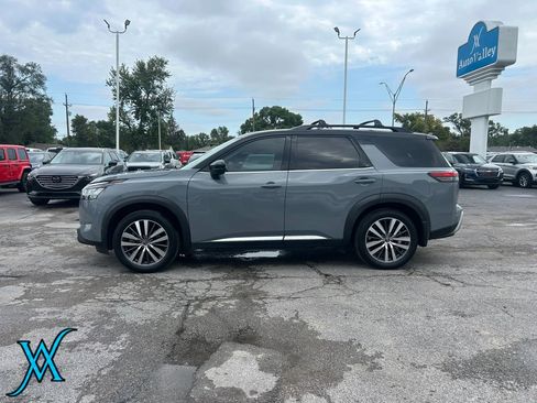Used 2022 Nissan Pathfinder Platinum w/ Cargo Package FWD image 4