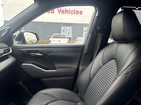 Used 2024 Toyota Highlander XSE FWD image 23