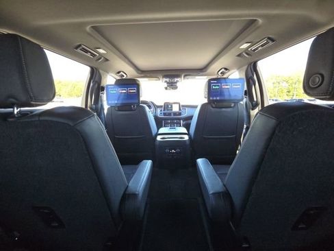 Used 2023 Chevrolet Suburban Premier w/ Advanced Technology Package image 18