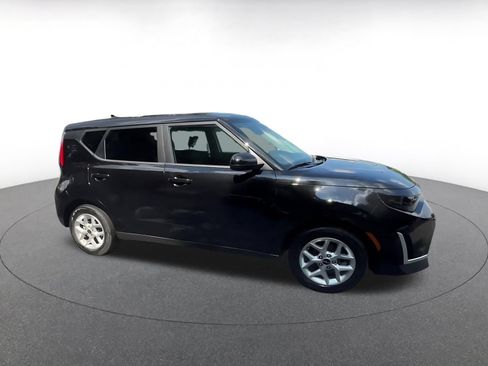 Used 2025 Kia Soul LX w/ LX Technology Package FWD image 2