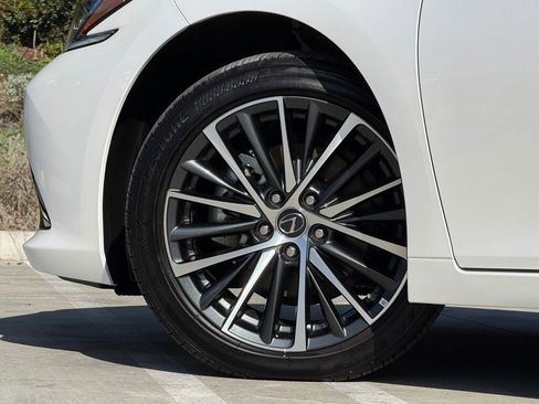 Certified 2025 Lexus ES 300h w/ Premium Package image 9