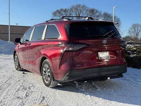 Used 2025 Toyota Sienna LE image 5